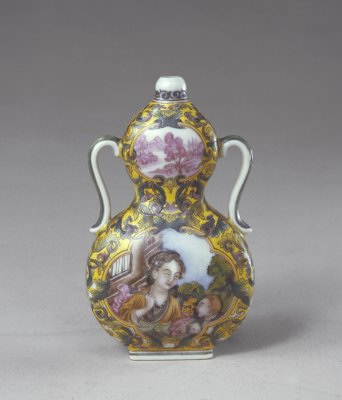 图片[1]-Qianlong Yellow Ground Enamel Colored Western Figure Drawing Ribbon Ear Gourd Bottle-China Archive